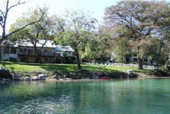 Property grounds - No Flood! Gruene House & Cabin on Guadalupe! 7Bdrm/4.5Baths/Kayaks, Sleeps-28! (New Braunfels)