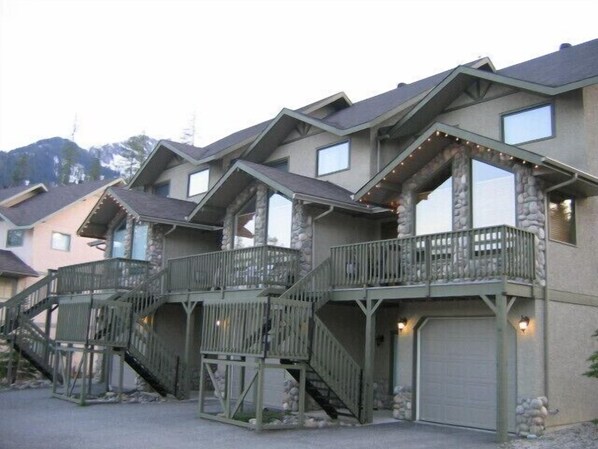 Exterior - Best location on the hill! True ski-in/ski-out Thunder Ridge Condos (Fernie)