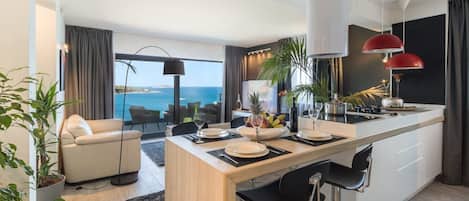 Departamento Deluxe, 2 habitaciones, balcón, vista al mar | Servicio a la habitación