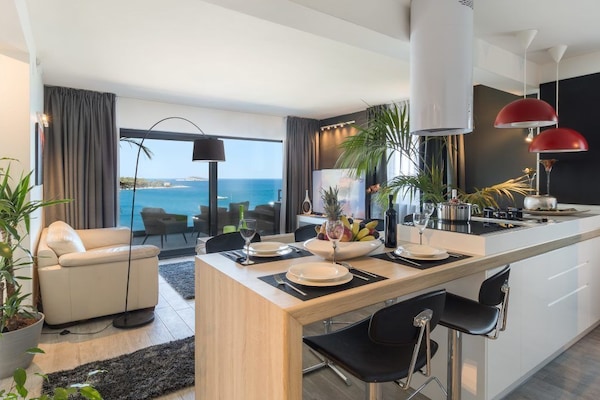 Deluxe Apartment, 2 Bedrooms, Balcony, Sea View | In-room dining