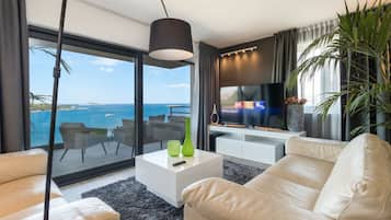 Deluxe appartement, 2 slaapkamers, balkon, uitzicht op zee | Woonkamer | Een smart-tv