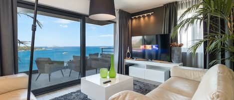 Apartamento Deluxe, 2 habitaciones, balcón, vistas al mar | Sala de estar | Una Smart TV