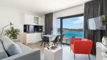 Apartamento standard, vista para o mar | Área de estar | Smart TV