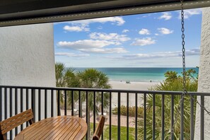 Outdoor dining - New Tastefully Remodeled Direct Gulf Front 1BR/BA Paradise - Very Clean (Indian Rocks Beach)