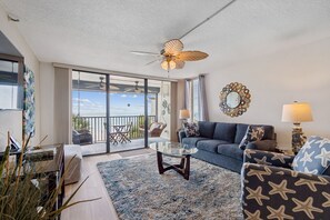 Fladskærms-tv, dvd-afspiller, bøger, videobibliotek