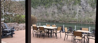 Lakefront w/Private Dock - Spacious Home on Lake Taneycomo