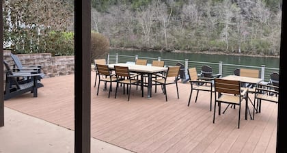 Lakefront w/Private Dock - Spacious Home on Lake Taneycomo