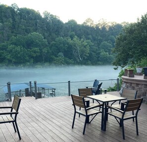 Outdoor dining - Lakefront w/Private Dock - Spacious Home on Lake Taneycomo (Hollister)