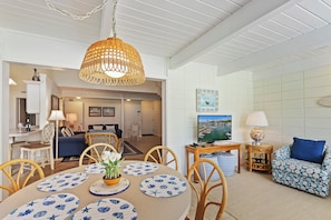 Smart TV, books, stereo - SeaPines, Walk to the Beach Club, Golf view, 2 free bikes (Hilton Head Island)