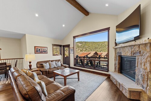 Shuttle Nearby, Minutes Away from Gondola, Shopping, Restaurants, and More!