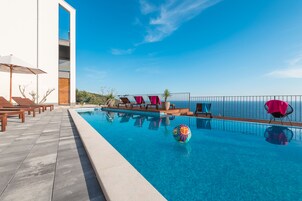 Una piscina al aire libre de temporada