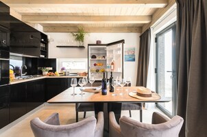 Dúplex, 1 habitación | Cocina privada | Frigorífico, placa de cocina, cafetera o tetera y hervidor eléctrico