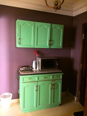 Fridge, microwave, electric kettle, cookware/dishes/utensils - Sunny spacious studio in New Cairo (New Cairo)