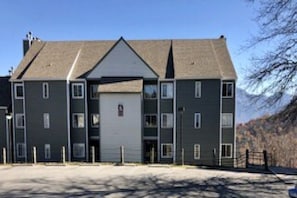 Exterior - Wow, what a view! Great Family Condo with Two bedrooms and 2 baths sleeps 6 (Gatlinburg)