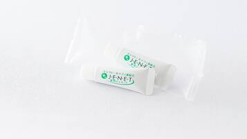 Dos sobres blancos con texto verde y negro sobre un fondo blanco texturizado.