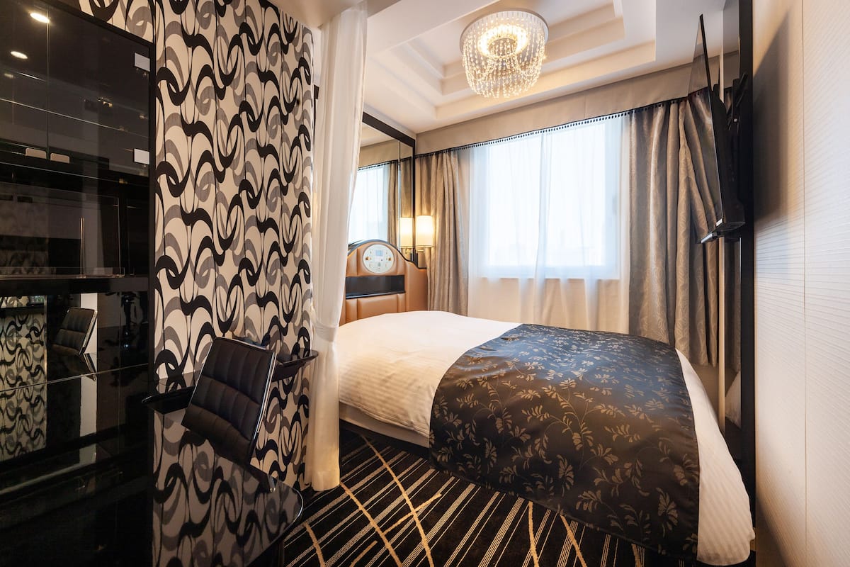 Desk, blackout drapes, free WiFi, bed sheets