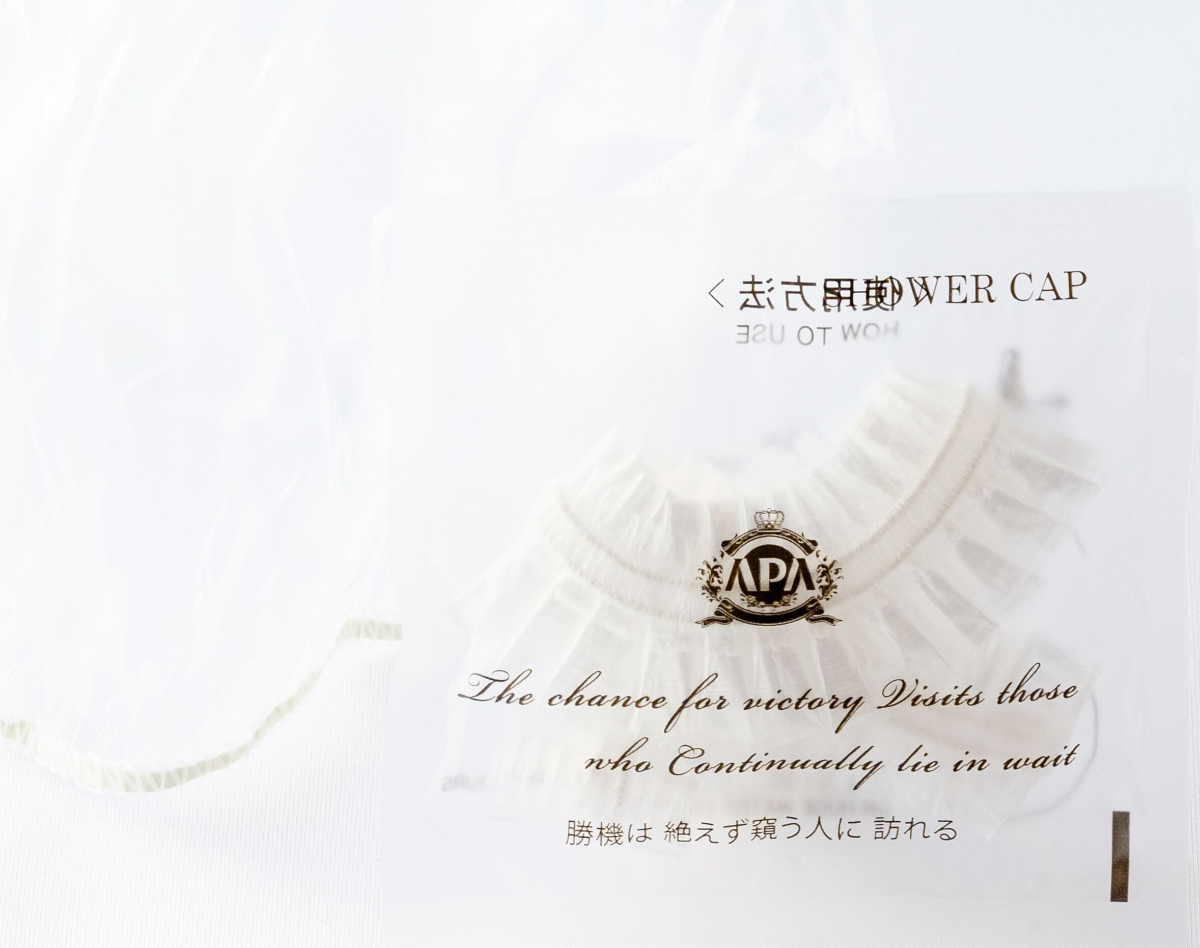 Une casquette blanche ornée d’un emblème et d’une inscription dorés.