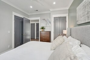 2 habitaciones, escritorio, tabla de planchar con plancha y wifi gratis 