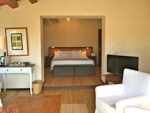 Suite junior, vistas al jardín | 1 dormitorio, wifi gratis, ropa de cama
