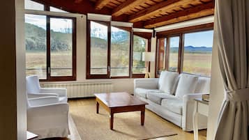 Suite junior, vistas al jardín | 1 dormitorio, wifi gratis, ropa de cama