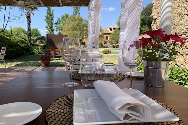 Serveert ontbijt, lunch en diner