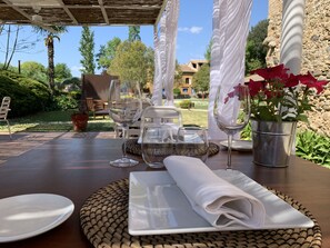 Petit déjeuner, déjeuner et dîner servis sur place