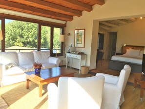 Suite junior, vista al jardín | Sala de estar | Televisión de pantalla plana 