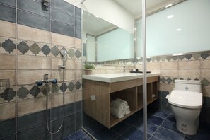 Quarto casal luxo, 1 cama Queen, para não fumantes | Banheiro | Produtos de toalete grátis, secador de cabelo, chinelos