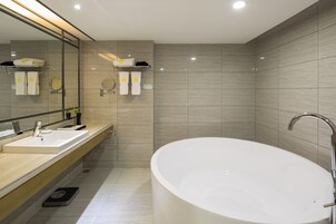 基础客房, 多张床, 无障碍, 无烟房 | 浴室 | 独立的浴缸和淋浴、深泡浴缸、大花洒淋浴喷头、免费洗浴用品