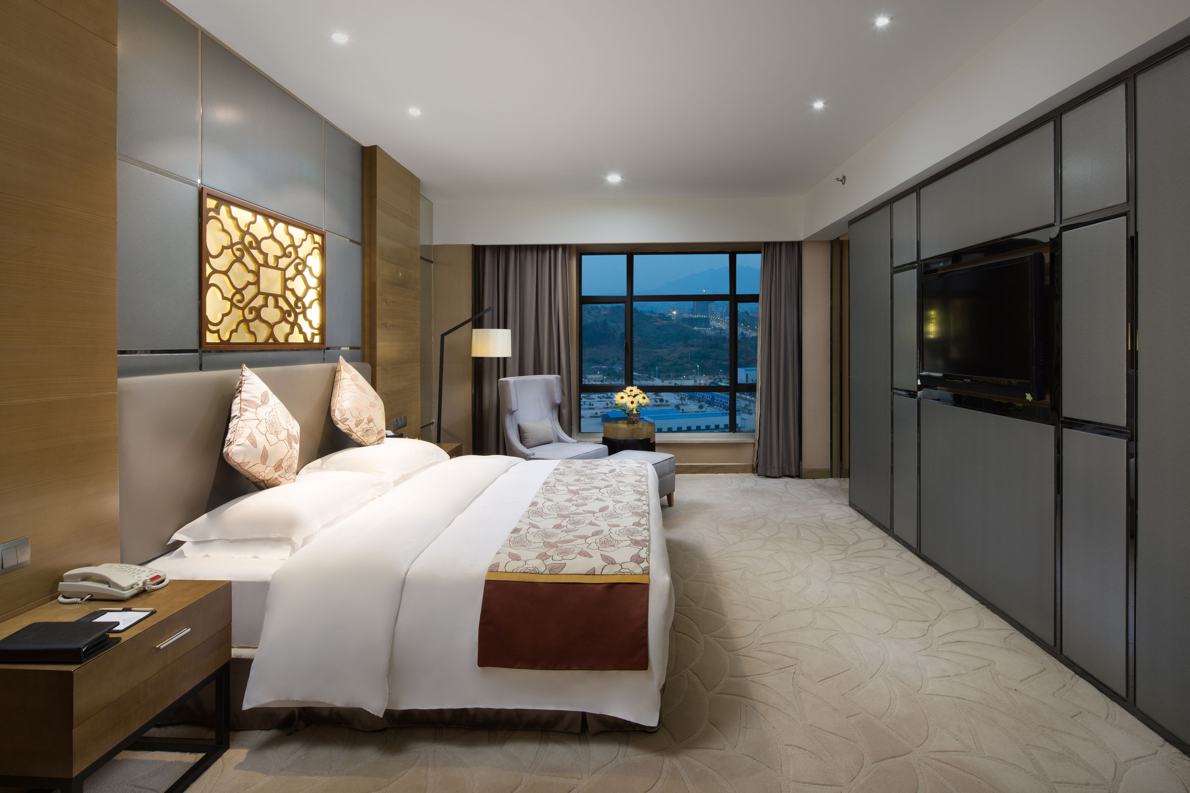 خزنة داخل الغرفة ومكتب وستائر تعتيم وتجهيزات عازلة للصوت