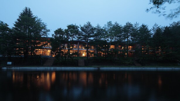 A modern building with multiple levels, surrounded by trees and a body of water. - Regina Resort Karuizawa Mikageyousui (Karuizawa)
