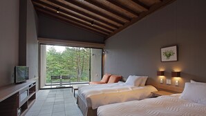 A modern hotel room with two beds, a TV, and a balcony with a view of trees. - Regina Resort Karuizawa Mikageyousui (Karuizawa)