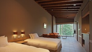 A hotel room with two beds, a dining area, and a view of the outdoors. - Regina Resort Karuizawa Mikageyousui (Karuizawa)