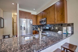 Refrigerador, microondas, horno, placa de cocina