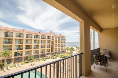 Condo Directly On The Beach In Pass Christian! 2 Bedroom / 2 Bath- Sleeps 6!