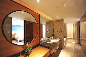Executive Single Room | Bathroom | Free toiletries, hair dryer, bathrobes, slippers