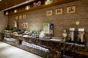 Daily buffet breakfast (CNY 68 per person)