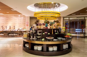 Daily buffet breakfast (CNY 68 per person)