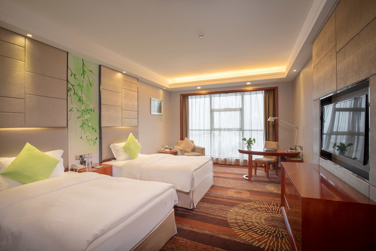 premium double room | premium bedding, minibar, in-room safe, desk