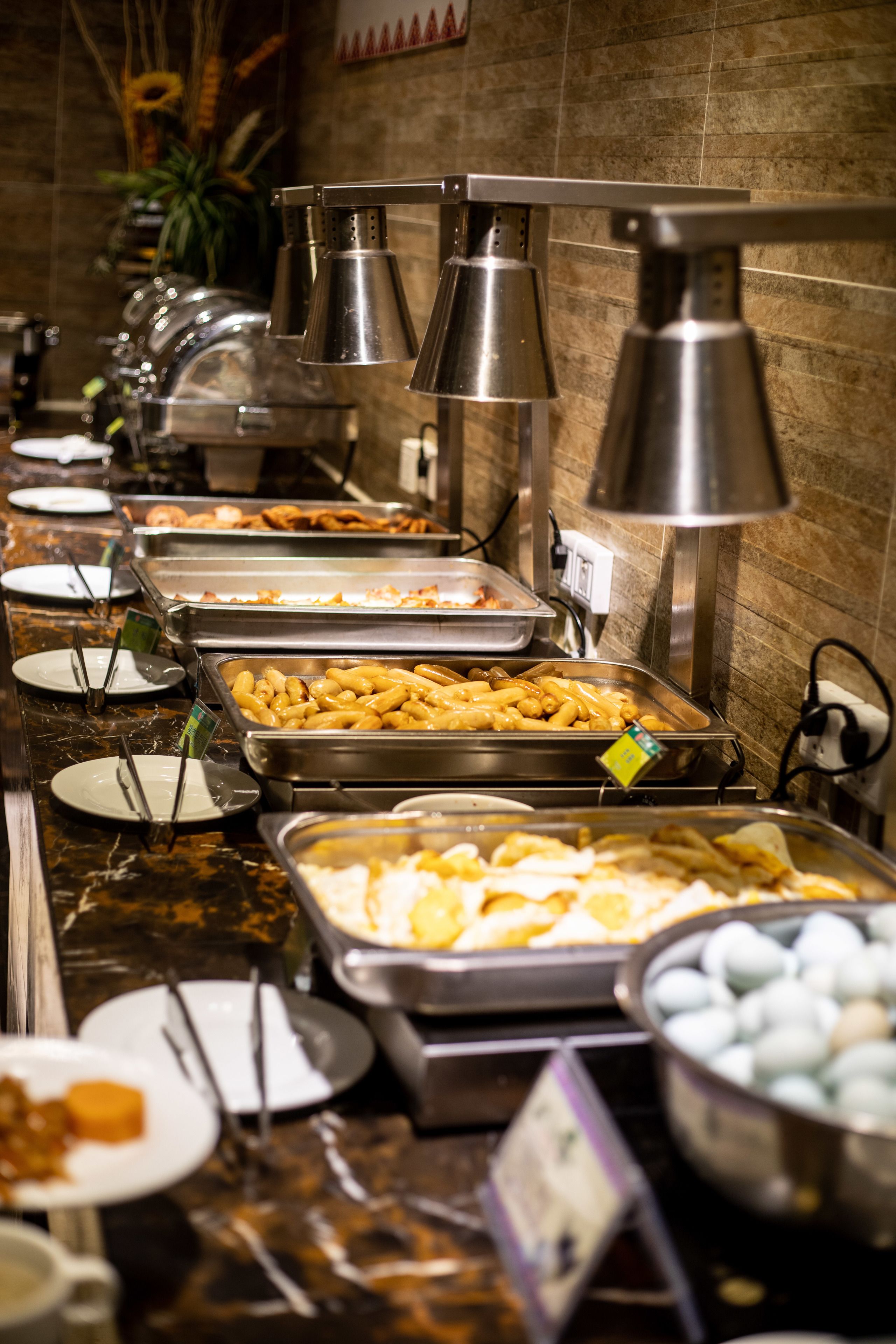 daily buffet breakfast (cny 68 per person)