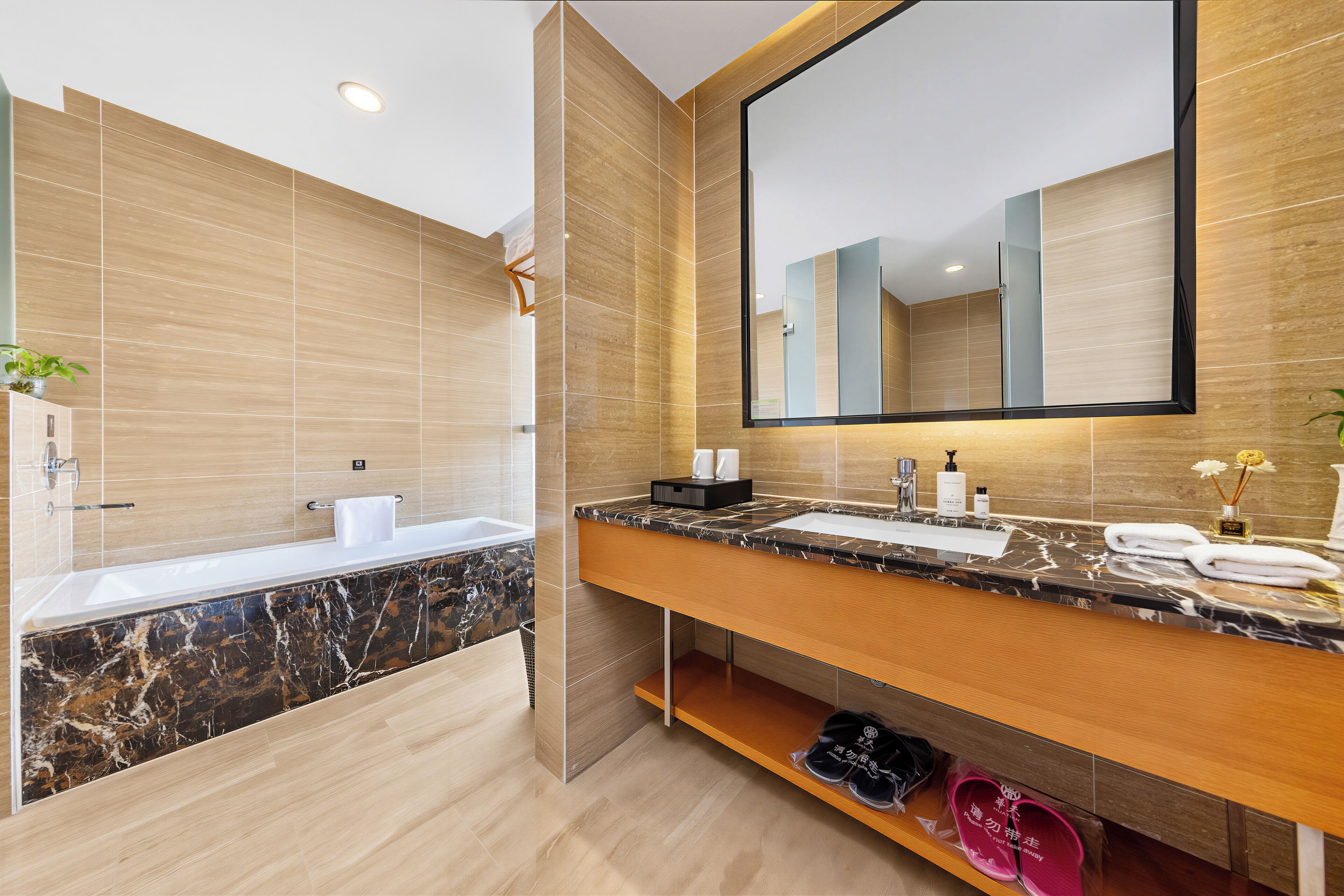 Luxury Suite | Private spa tub