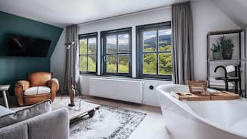 Suite executiva, 1 llit de matrimoni i sofà llit, banyera, vistes a la muntanya | Sala d'estar | Televisor de pantalla plana de 50 polzades amb canals per satèl·lit