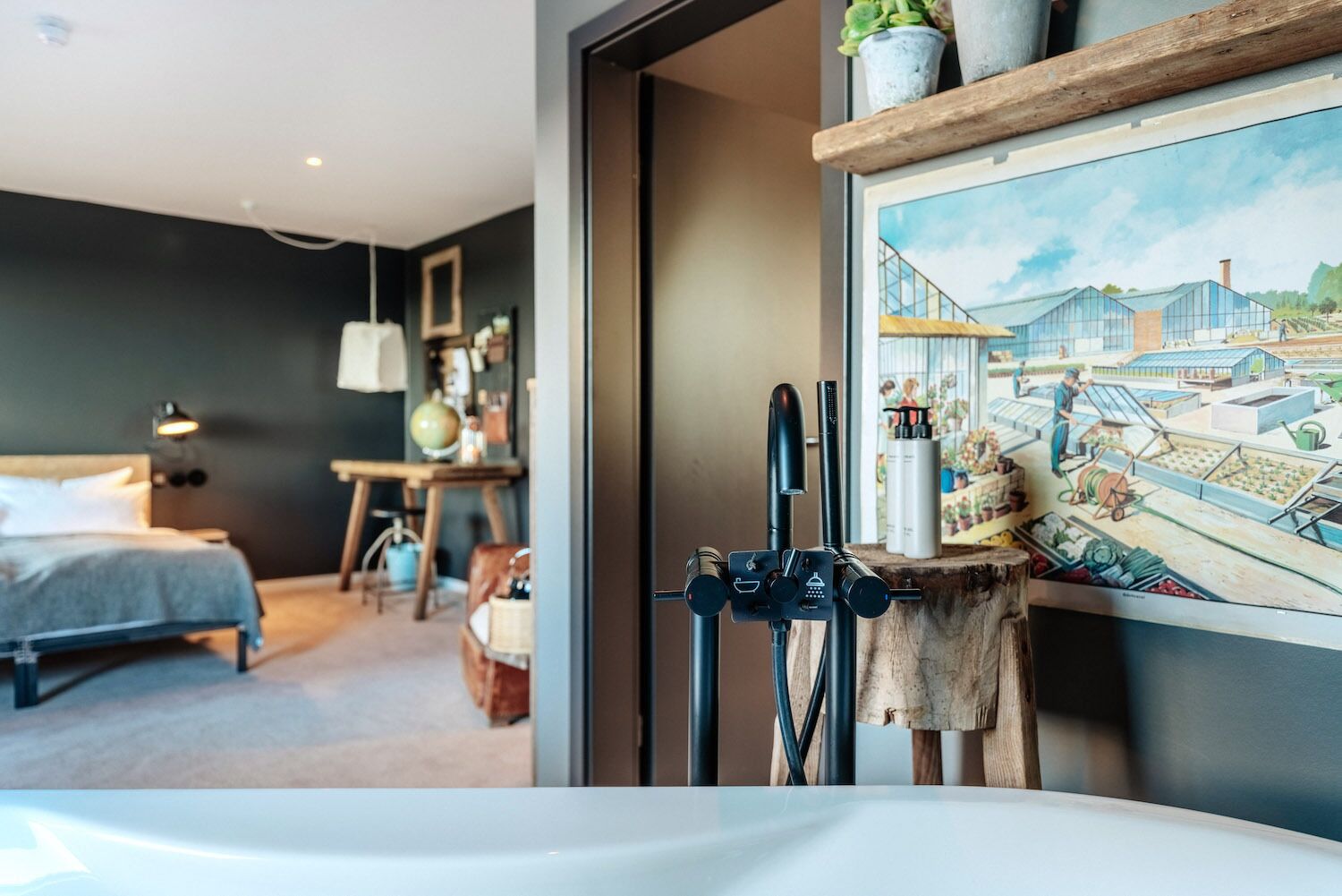 Ein modernes Schlafzimmer mit einem großen Bett, einem Schreibtisch und einem Gemälde einer Gewächshaus.