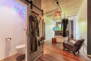 Standaard tweepersoonskamer, niet-roken, bad | Badkamer | Een haardroger, handdoeken, zeep, shampoo