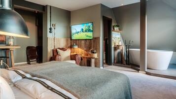 Deluxe Suite, 1 Queen Bed, Bathtub, Mountain View