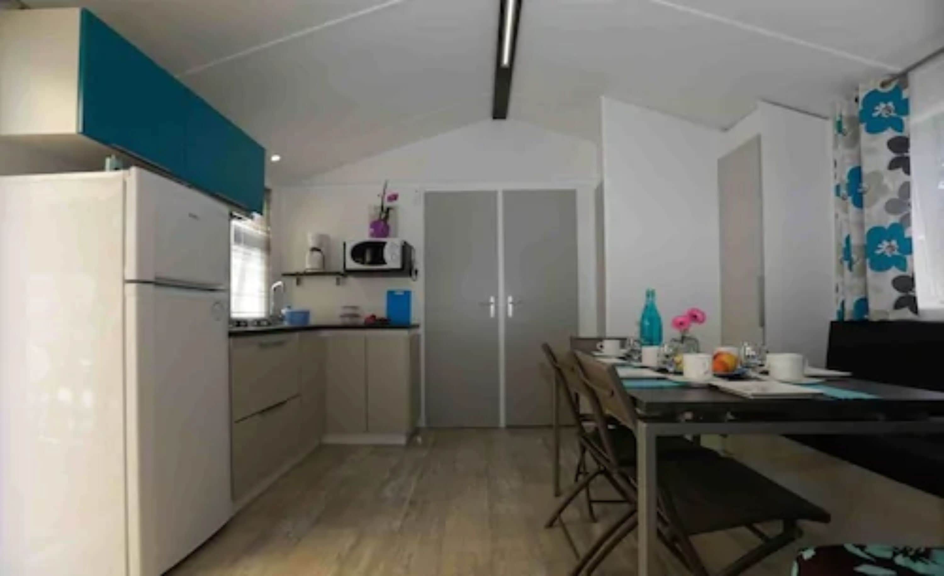 Mobile Home (BERMUDES TRIO) | Private kitchen | Full-sized fridge, microwave, stovetop, coffee/tea maker