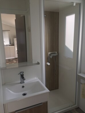 Mobile Home (BAHIA DUO) | Bathroom | Shower, towels - Camping Milella (Olmeto)