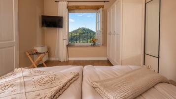 In-room safe, iron/ironing board, bed sheets