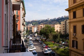 Vista de la calle con coches aparcados y edificios a ambos lados.