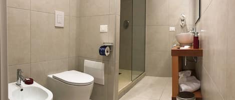 Design Quadruple Room, Kitchenette | Bathroom | Shower, rainfall showerhead, free toiletries, hair dryer